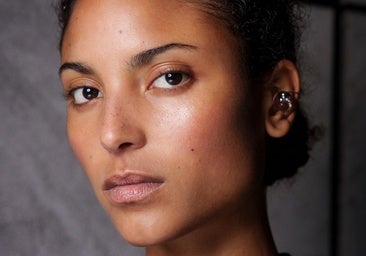 Cómo hacer que una base de maquillaje parezca una segunda piel